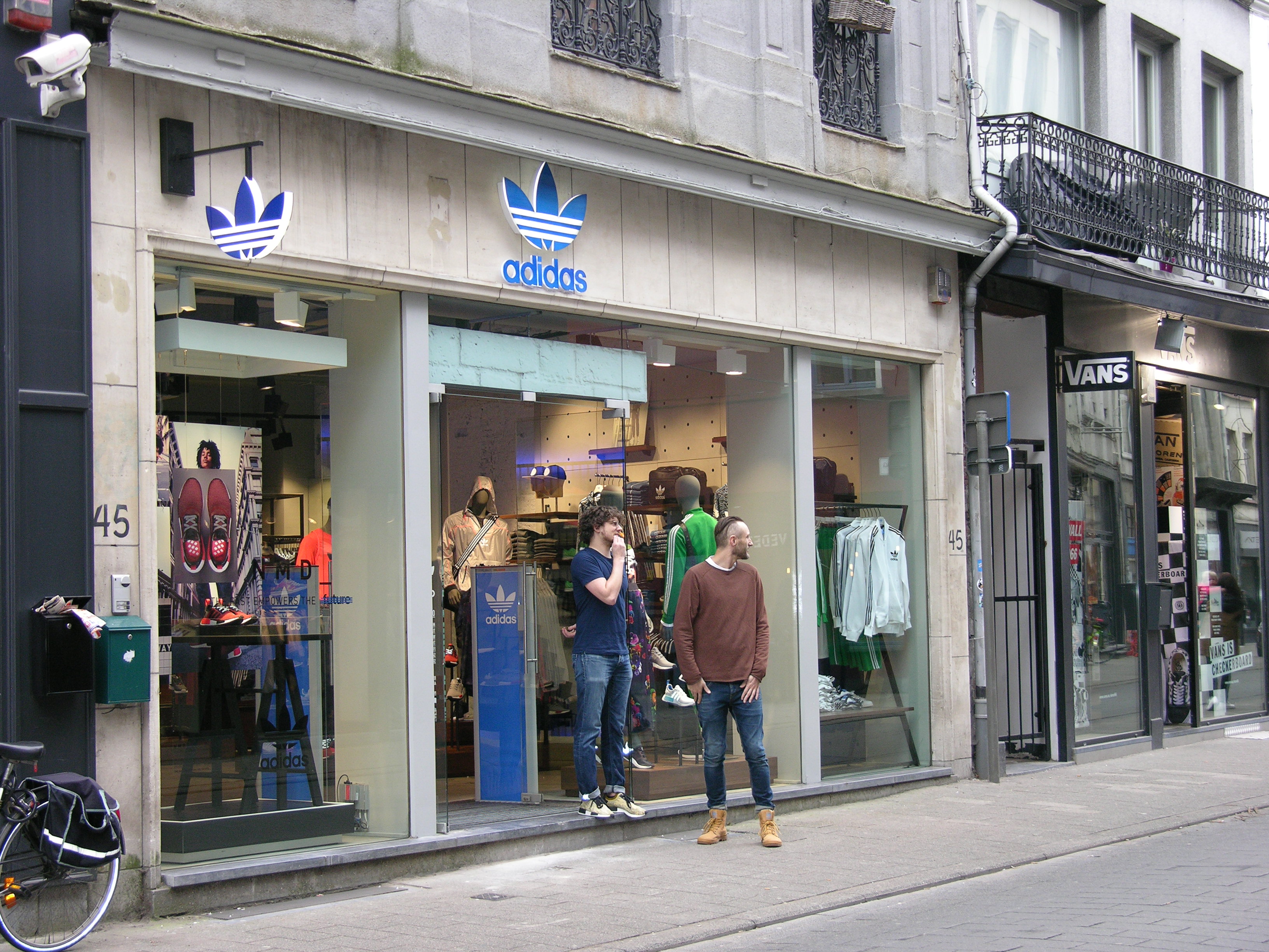 Inzet Nationaal volkslied Boren adidas Originals store Antwerpen – KPW Internationaal
